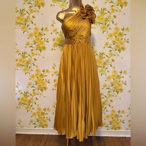 the clothing company Gold One-Shoulder Ruffled Cocktail Dress size L